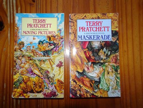 Boeken Terry Pratchett - Maskerade + Moving Pictures, Boeken, Fantasy, Zo goed als nieuw, Ophalen of Verzenden