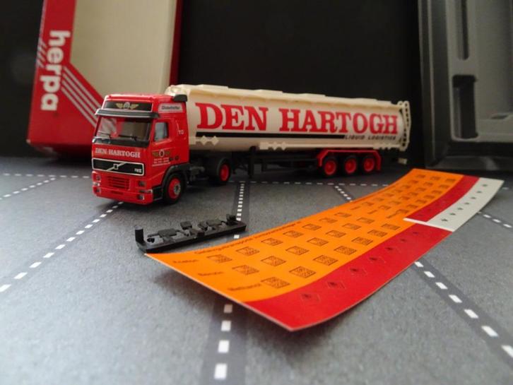 912 herpa volvo fh den hartogh tank oplegger 1:87 truck, Hobby en Vrije tijd, Modelauto's | 1:87, Nieuw, Bus of Vrachtwagen, Herpa