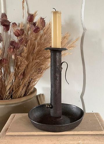 Brocante oude Franse sobere kandelaar beschikbaar voor biedingen