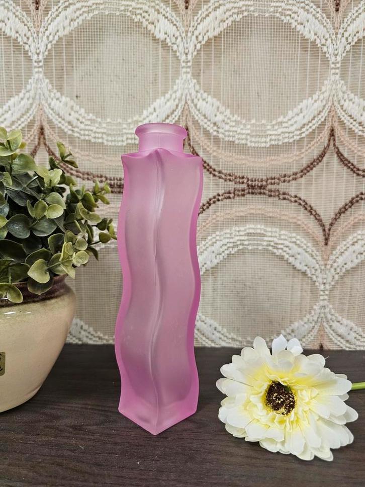 Ikea Skämt golvend glazen vaasje lichtroze, Huis en Inrichting, Woonaccessoires | Vazen, Zo goed als nieuw, Overige kleuren, Minder dan 50 cm