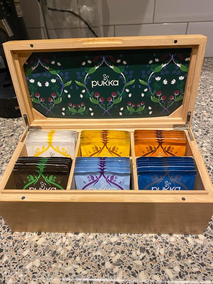 Pukka Theedoos met Thee ( nieuw ), Huis en Inrichting, Woonaccessoires | Kisten, Nieuw, Minder dan 50 cm, Overige houtsoorten