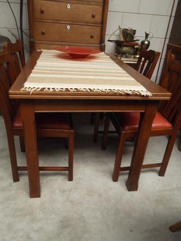 Mooie oude uittrektafel met 4 stoelen uit grootmoederstijd beschikbaar voor biedingen