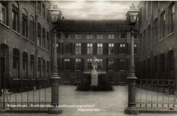 Wageningen. Hoofdgebouw Landbouwhoogeschool Heerenstraat. -  beschikbaar voor biedingen