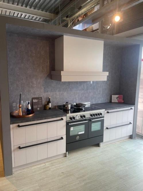 Showroom keuken model Cerezo groef, Huis en Inrichting, Keuken | Complete keukens, Zo goed als nieuw, Overige typen, Overige kleuren