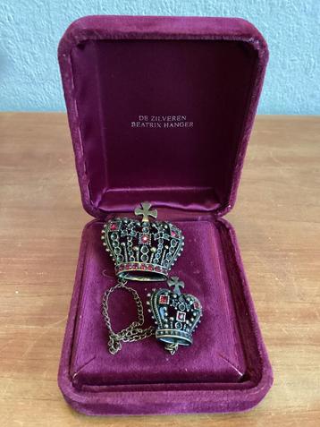 antieke broches- twee kroontjes aan kettinkje beschikbaar voor biedingen