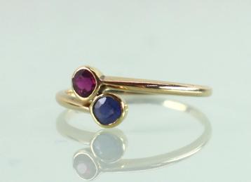 Antieke gouden Toi et Moi ring met saffier en robijn  beschikbaar voor biedingen