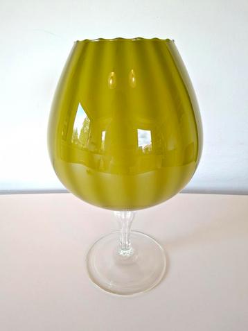 Groot vintage olijfgroen cognac glas beschikbaar voor biedingen