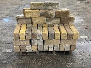 Partij 79 stuks Stapelblokken 30x10x14 cm Geel bruin € 150,- beschikbaar voor biedingen