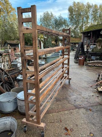 Oud bakkerskar bakkersrek op wielen 240 x 42 en 186 cm hoog beschikbaar voor biedingen