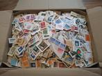 Doos Postzegels - 5 kg - gulden - op papier, Postzegels en Munten, Postzegels | Nederland, Ophalen of Verzenden, Na 1940, Gestempeld