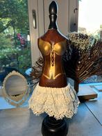 Toonbank paspop beschilderd met mooie rok op voet 53 cm, Ophalen of Verzenden