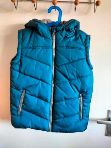 Bodywarmer met capuchon ,maat 140, nooit gedragen  beschikbaar voor biedingen