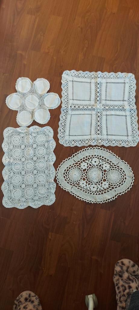 Aantal kanten en gehaakte kleedjes, Antiek en Kunst, Antiek | Kleden en Textiel, Ophalen of Verzenden