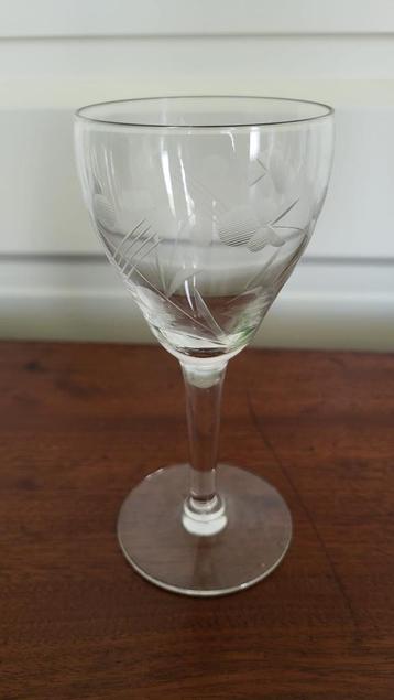 Gegraveerd glas doorsnede 6,1 cm en hoogte 13,7 cm beschikbaar voor biedingen