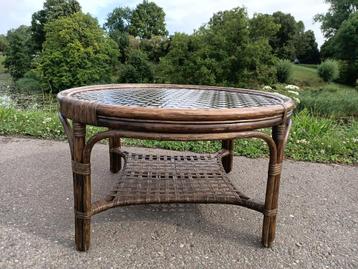 Ronde vintage salontafel van manou en rotan beschikbaar voor biedingen