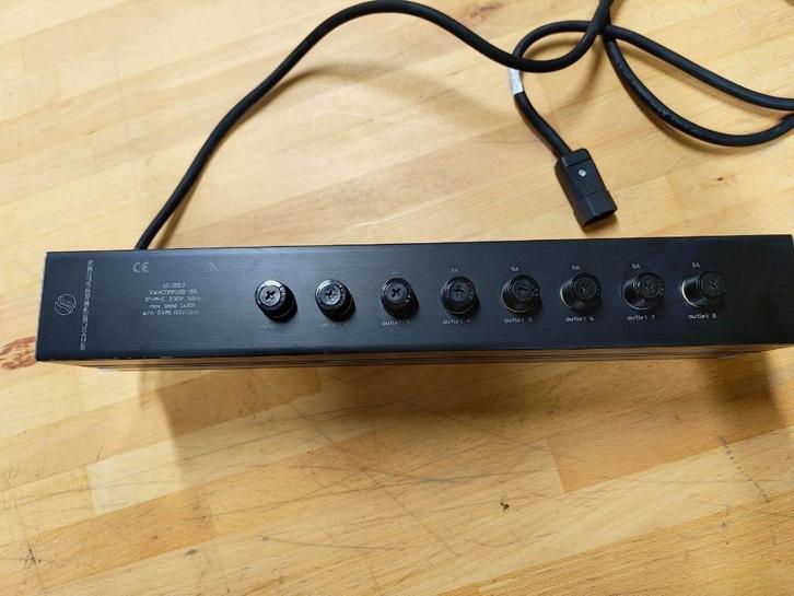 Schleifenbauer 19" PDU – 8x 5A, 10A Totaal – SWACONN1101-001, Computers en Software, Pc- en Netwerkkabels, Zo goed als nieuw, Ophalen