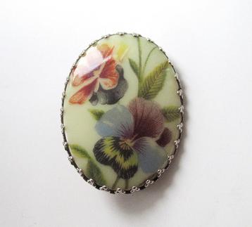 Vintage romantische broche met violette bloemen uit de '70 beschikbaar voor biedingen