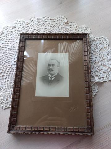 Oude houten lijst met foto beschikbaar voor biedingen