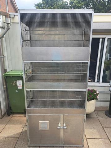 Aluminium blok met 3 grote kooien  beschikbaar voor biedingen