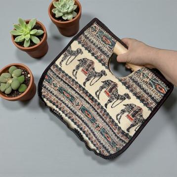 Vintage Tas Universele Maat Beige Multi Kamelen Gehaakt beschikbaar voor biedingen