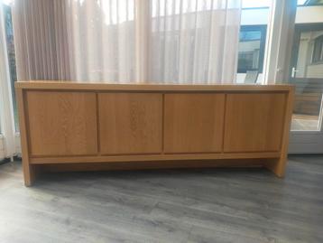gefineerd eiken dressoir tegen elk aannemelijke bod. beschikbaar voor biedingen
