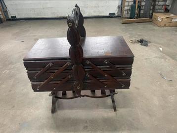 Vintage naaibox beschikbaar voor biedingen