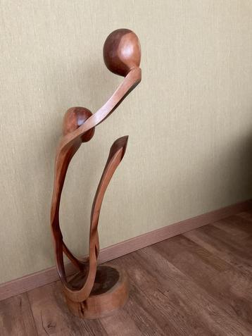Houten beeld beschikbaar voor biedingen