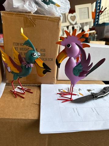 Vrolijke metalen tuinvogels beschikbaar voor biedingen