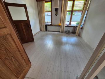 Witte laminaatvloer in goede staat, lange planken beschikbaar voor biedingen