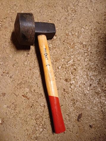 Moker met houten steel beschikbaar voor biedingen