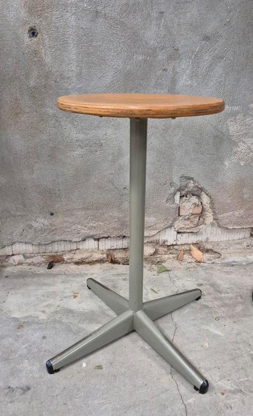 Hoge vintage industriële kruk. Metaal met hout., Huis en Inrichting, Krukjes, Gebruikt, Ophalen of Verzenden