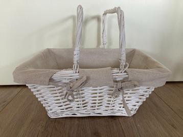 Witte rieten mand met beige voering beschikbaar voor biedingen