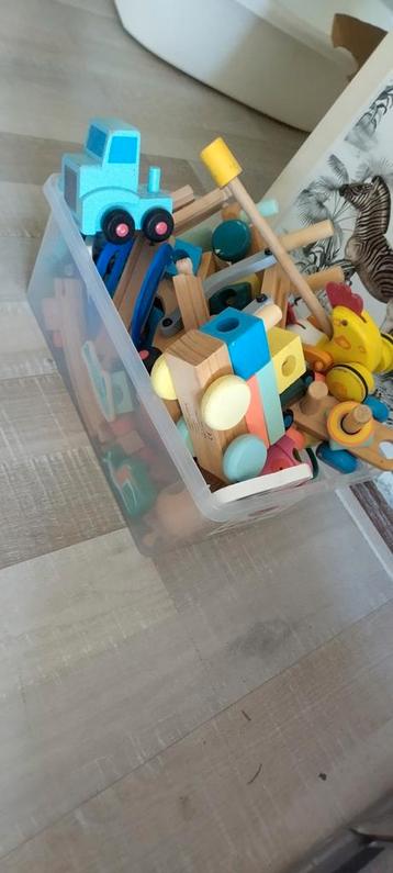 Meerdere bakken met leuk houten speelgoed  beschikbaar voor biedingen