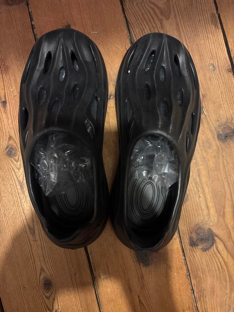 Zwarte Slippers - Nieuw, Ophalen of Verzenden, Nieuw, Zwart, Slippers