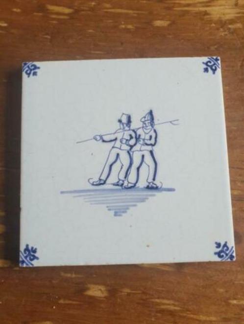 Delfts blauw tegel 2 schaatsers met boerenkiel lijkt gesign, Antiek en Kunst, Antiek | Wandborden en Tegels, Ophalen