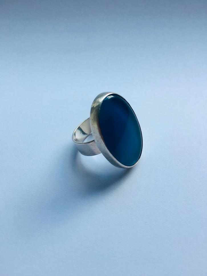 Zilveren dames ring met blauwe steen, Sieraden, Tassen en Uiterlijk, Ringen, Zo goed als nieuw, Dame, 17 tot 18, Zilver, Ophalen of Verzenden
