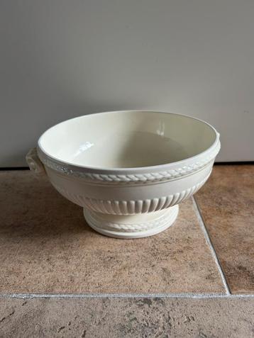 Wedgwood of Etruria & Barlaston Edme Saladeschaal op Voet beschikbaar voor biedingen