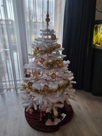 Mooie volle Witte Kerstboom beschikbaar voor biedingen
