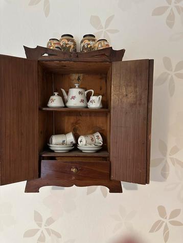 Houten Wandkastje beschikbaar voor biedingen
