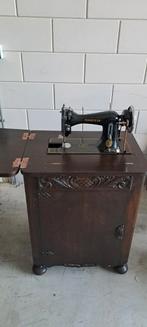 Oude Minerva naaimachine in kast, Ophalen