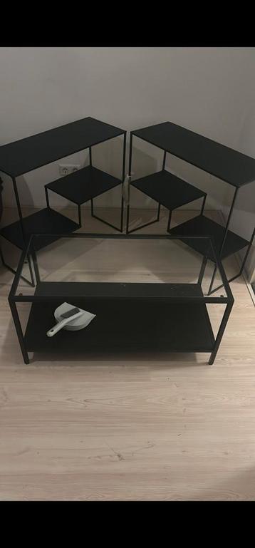 Glazen salontafel + 2 zwarte kastjes (stapelbaar)
 beschikbaar voor biedingen