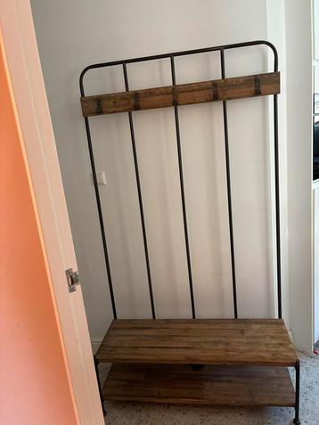 Industriële Kapstok met Houten Details