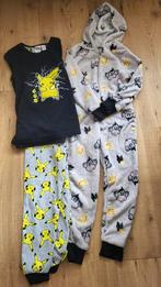 Pikachu Fleece Pyjama en Aap Onesie Maat 140, Ophalen of Verzenden, Zo goed als nieuw, Jongen of Meisje