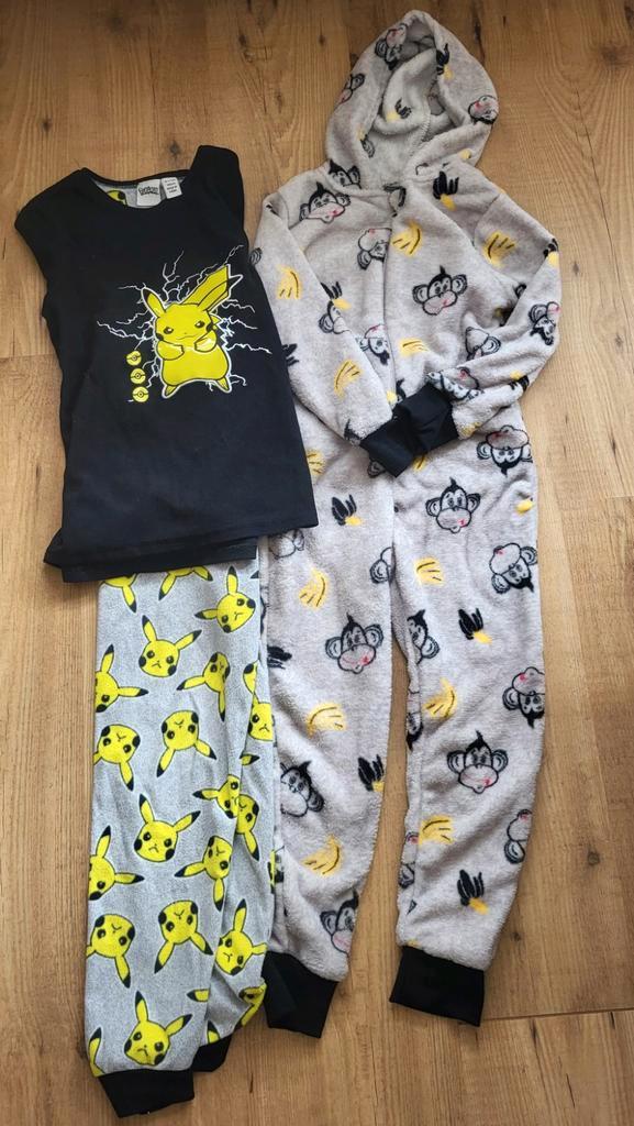 Pikachu Fleece Pyjama en Aap Onesie Maat 140, Kinderen en Baby's, Kinderkleding | Overige, Zo goed als nieuw, Jongen of Meisje