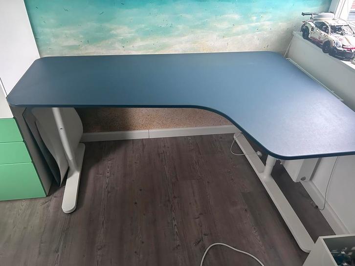 IKEA Hoekbureau Bekant, Huis en Inrichting, Bureaus, Zo goed als nieuw, Bureau, In hoogte verstelbaar, Ophalen