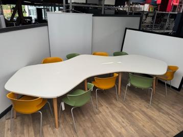 Sedus organische vergadertafel beschikbaar voor biedingen