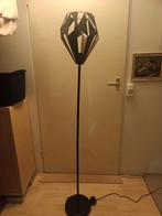 Moderne vloerlamp met geometrisch design, Ophalen of Verzenden, Zo goed als nieuw, Metaal, Modern