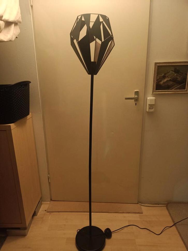 Moderne vloerlamp met geometrisch design, Huis en Inrichting, Lampen | Vloerlampen, Zo goed als nieuw, 150 tot 200 cm, Metaal