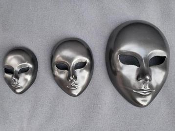 Drie tinnen maskers wanddecoratie beschikbaar voor biedingen