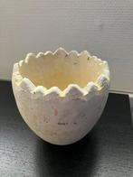 Z.g.a.n/ei bloempot lichtgeel steen/pasen decoratie, Tuin en Terras, Bloempotten, Steen, Rond, Ophalen of Verzenden, Zo goed als nieuw